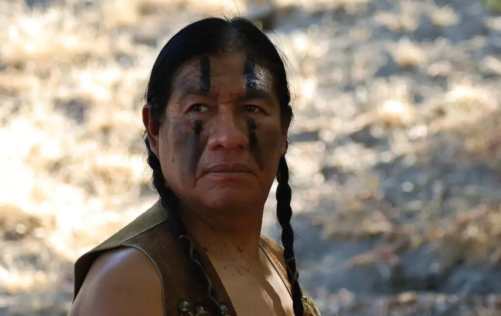 Dionicio Virvez participó ern el rodaje de la cinta Killers of the Flower Moon, de Martin Scorsese, que se estrenó en 2023. Aparece como uno de los ancianos tribales y también como conductor de un vehículo. – SoyMigrante.com REVISTA Dionicio Virvez participó ern el rodaje de la cinta Killers of the Flower Moon, de Martin Scorsese, que se estrenó en 2023. Aparece como uno de los ancianos tribales y también como conductor de un vehículo. – SoyMigrante.com REVISTA