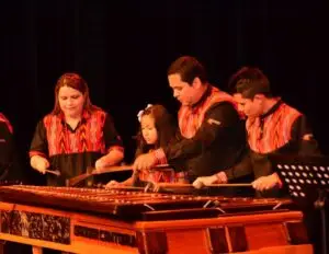 Desde la innovación del doble teclado, la Marimba Guatemalteca se ha expandido a todas partes del país e incluso del mundo, con un repertorio inmenso en todos los ritmos y adaptaciones de obras de todos los géneros, dada su versatilidad. Fotografía de la marimba Gaudia Cantorum dirigida por uno de tantos grandes impulsores, el arquitecto Erick Suárez – SoyMigrante.com REVISTA Desde la innovación del doble teclado, la Marimba Guatemalteca se ha expandido a todas partes del país e incluso del mundo, con un repertorio inmenso en todos los ritmos y adaptaciones de obras de todos los géneros, dada su versatilidad. Fotografía de la marimba Gaudia Cantorum dirigida por uno de tantos grandes impulsores, el arquitecto Erick Suárez – SoyMigrante.com REVISTA
