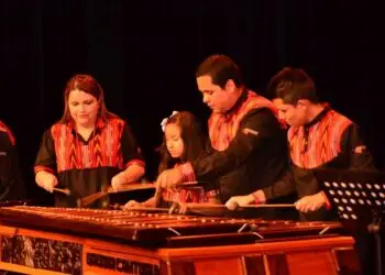 Desde la innovación del doble teclado, la Marimba Guatemalteca se ha expandido a todas partes del país e incluso del mundo, con un repertorio inmenso en todos los ritmos y adaptaciones de obras de todos los géneros, dada su versatilidad. Fotografía de la marimba Gaudia Cantorum dirigida por uno de tantos grandes impulsores, el arquitecto Erick Suárez – SoyMigrante.com REVISTA