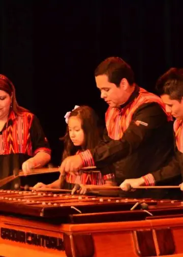 Desde la innovación del doble teclado, la Marimba Guatemalteca se ha expandido a todas partes del país e incluso del mundo, con un repertorio inmenso en todos los ritmos y adaptaciones de obras de todos los géneros, dada su versatilidad. Fotografía de la marimba Gaudia Cantorum dirigida por uno de tantos grandes impulsores, el arquitecto Erick Suárez