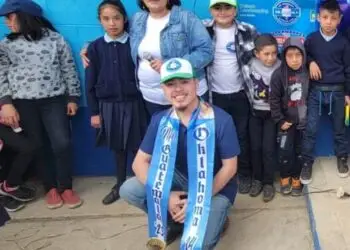 Migrante Brian de Leon recaudó donativos en Oklahoma y los vino a entregar en utiles escolares a Guatemala. Brian de Leon Mister Oklahoma