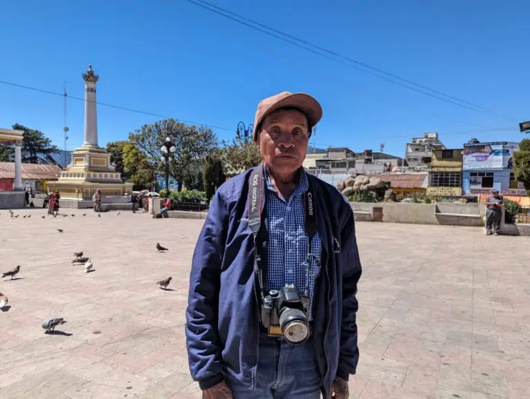 Alfonso Manchu – SoyMigrante.com REVISTA Alfonso Nicolás Menchú originario de la comunidad de Pasajoc, Totonicapán, Guatemala. Inició en la fotografía en 1,974. Aprendió este oficio con la observación y por medio de su papá y amigos. Ha dedicado su vida a este oficio. – SoyMigrante.com REVISTA