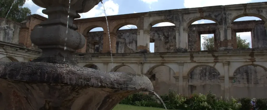 La fuente del convento de Santa Clara tenía aún mayor complejidad, pero aún se puede adivinar la belleza que tuvo el conjunto monumental hace tres siglos. – SoyMigrante.com REVISTA
