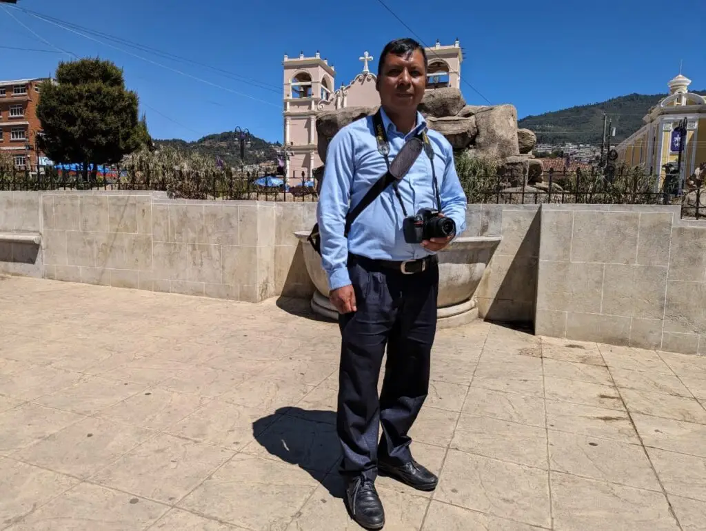 Jesus Tacam – SoyMigrante.com REVISTA Jesús Tacam originario de aldea Nimasac, Totonicapán, comenzó en la fotografía hace 25 años, profesión que aprendió de su papá y que aún ejerce. – SoyMigrante.com REVISTA