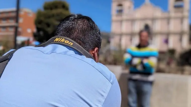 Los fotógrafos se ubican al rededor del parque San Miguel de Totonicapán. Esperan clientela o buscan un evento para brindar el servicio, que muchos familiares y vecinos solicitan en especial para compartir material con migrantes guatemaltecos.