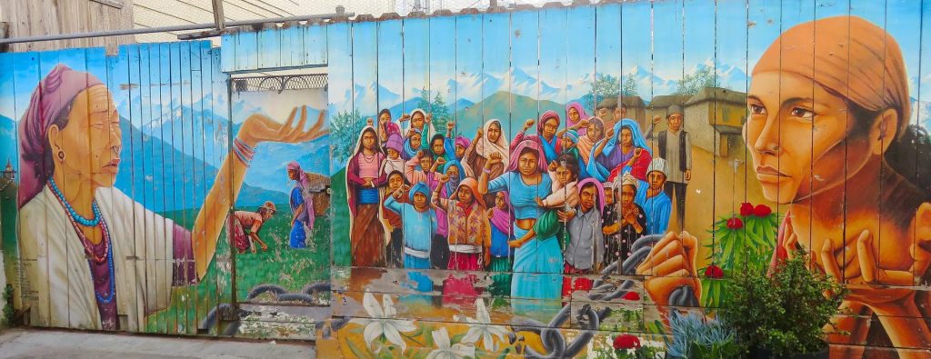 En diversos Estados y ciudades de Estados Unidos existen posturas de reconocimiento al aporte de los migrantes, incluyendo a los hispanos y guatemaltecos. Sin embargo esto no ha bastado para mover a los políticos a impulsar la reforma migratoria que permita abordar el tema de manera integral. Mural en San Francisco California. – SoyMigrante.com REVISTA