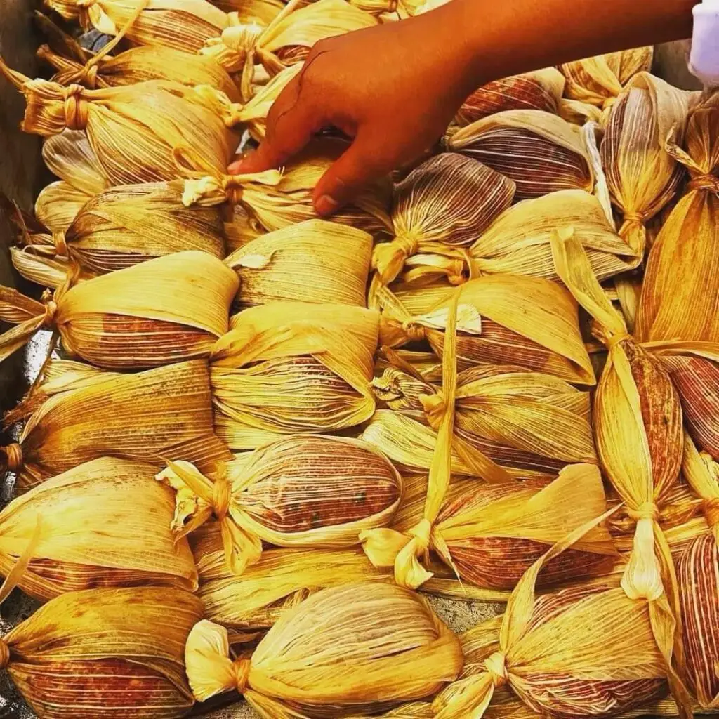 La platillos fusión son la especialidad del restaurante donde los chefs son migrantes.