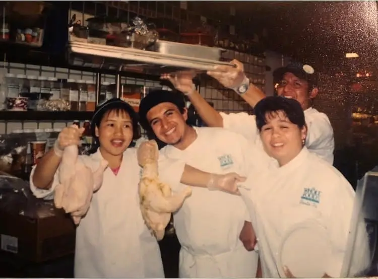 Willy Barreno se enfocó en llegar a ser un chef en un restaurante de Nuevo México que ofrecía comida típica de varios países latinoamericanos. Fue su mayor escuela. Fotografía de esta época, a inicios de la década 2000. – SoyMigrante.com REVISTA Willy Barreno se enfocó en llegar a ser un chef en un restaurante de Nuevo México que ofrecía comida típica de varios países latinoamericanos. Fue su mayor escuela. Fotografía de esta época, a inicios de la década 2000. – SoyMigrante.com REVISTA