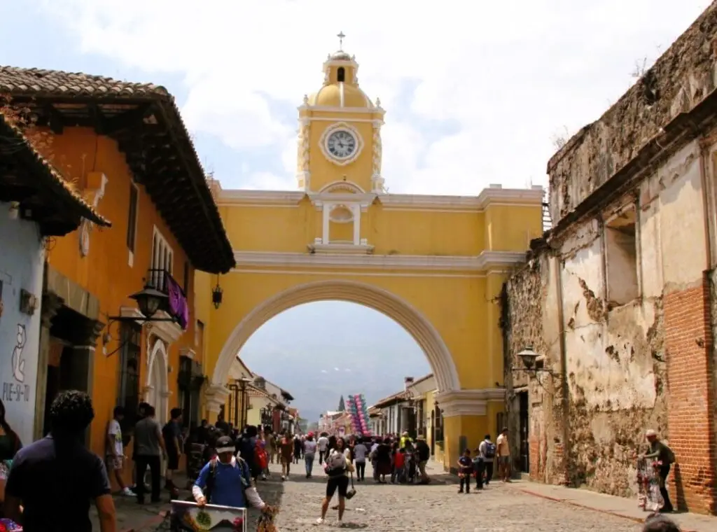 Arco de Santa Catalina cumple 330 años en 2024, se encuentra en Antigua Guatemala, ciudad colonial Patrimonio de la Humanidad. – SoyMigrante.com REVISTA