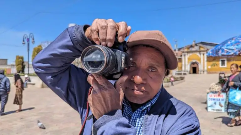Alfonso Menchú se dirigía hasta la ciudad capital para revelar las fotos, tardaba alrededor de diez o quince días para entregarlas, hasta que el laboratorio llegó a Quetzaltenango y después de a Totonicapán
