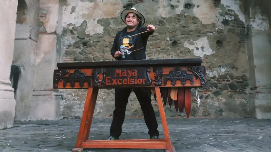 El joven guatemalteco Roberth Orozco con sus interpretaciones en marimba se ha vuelto tendencia en redes sociales. – SoyMigrante.com REVISTA