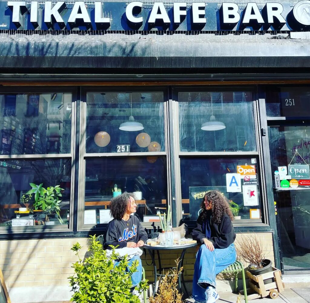 Pero Carol y sus socios guatemaltecos resistieron la adversidad, hasta que Tikal Café se volvió un referente de la comunidad.