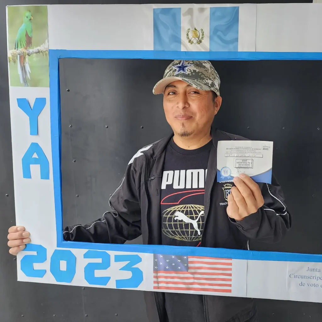 Facilitar e incrementar la participación electoral de los migrantes guatemaltecos es el gran objetivo de la propuesta consensuada entre 17 organizaciones. Migrante Luis Gómez participa en las elecciones 2023. Fotografía TSE