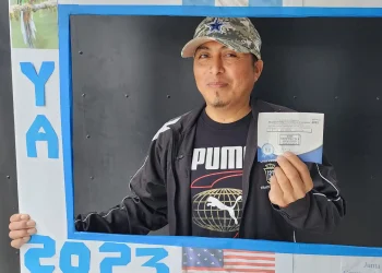 Facilitar e incrementar la participación electoral de los migrantes guatemaltecos es el gran objetivo de la propuesta consensuada entre 17 organizaciones. Migrante Luis Gómez participa en las elecciones 2023. Fotografía TSE