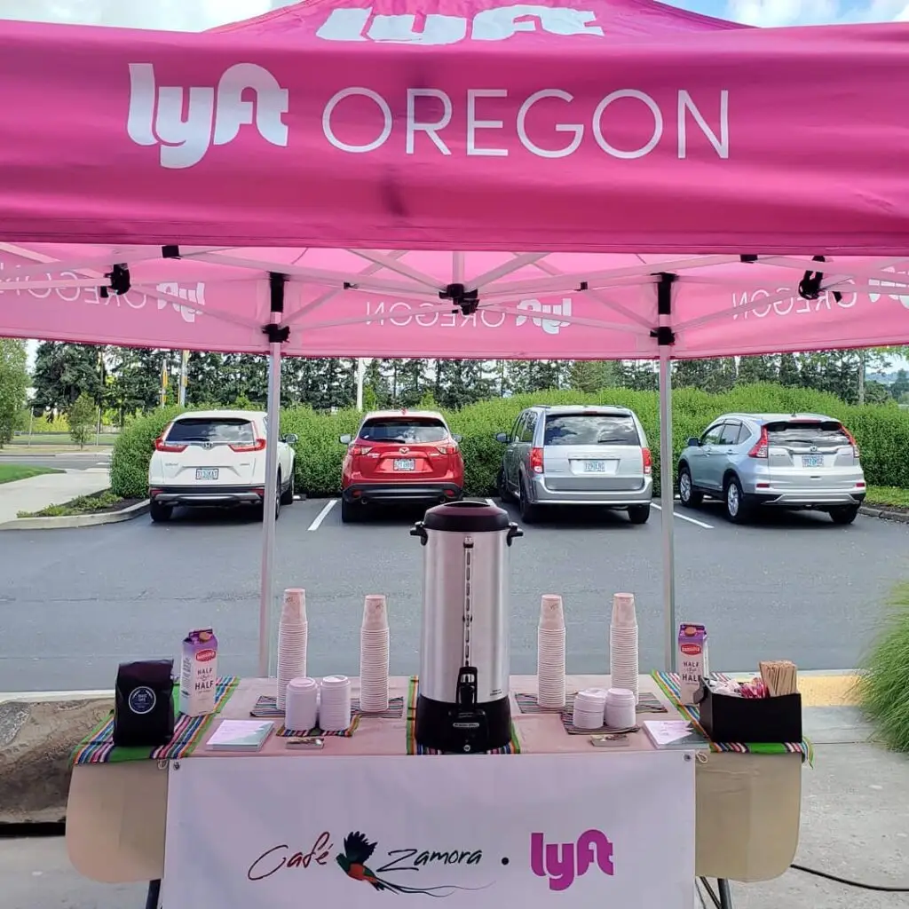 Zamora Coffee Shop participa en eventos comunitarios y comerciales. La red de transporte Lyft, donde alguna vez Héctor conversó con un pasajero que le dio ideas de negocio también ha sido parte de los eventos.