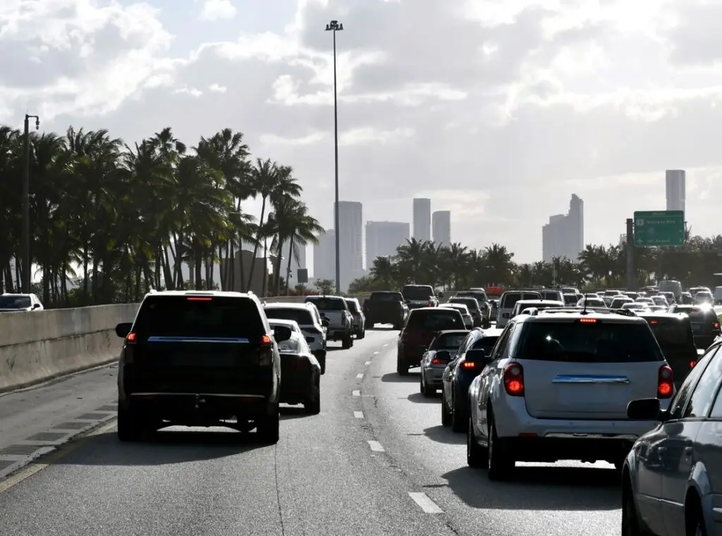 La prohibición para el acceso de licencias de conducir ya se ha puesto en marcha en otros Estados con malos resultados, ya que aumentan accidentes de tránsito y el descontrol sobre la identidad de conductores. Al existir acceso a las licencias, los conductores se someten a exámenes de leyes y de prueba de manejo que brindan mayor seguridad vial. – SoyMigrante.com REVISTA La prohibición para el acceso de licencias de conducir ya se ha puesto en marcha en otros Estados con malos resultados, ya que aumentan accidentes de tránsito y el descontrol sobre la identidad de conductores. Al existir acceso a las licencias, los conductores se someten a exámenes de leyes y de prueba de manejo que brindan mayor seguridad vial. – SoyMigrante.com REVISTA