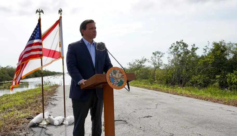 Gobernador de Florida RonDeSantis, ha impulsado varias leyes para combatir a los migrantes indocumentados. Sin embargo, ni siquiera estas medidas alcanzaron para que pudiera seguir en la competencia por la nominación presidencial en las primarias del partido republicano – SoyMigrante.com REVISTA Gobernador de Florida RonDeSantis, ha impulsado varias leyes para combatir a los migrantes indocumentados. Sin embargo, ni siquiera estas medidas alcanzaron para que pudiera seguir en la competencia por la nominación presidencial en las primarias del partido republicano – SoyMigrante.com REVISTA