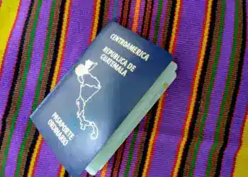 Tarjeta de paso fronterizo de Guatemala para inmigrantes centroamericanos, en un contexto de migración y derechos humanos.