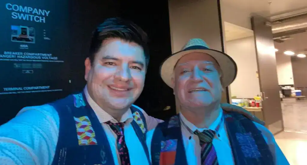 Diversos migrantes en evento cultural, mostrando identidad y pertenencia en el contexto de la revista SoyMigrante.com REVISTA. – SoyMigrante.com REVISTA