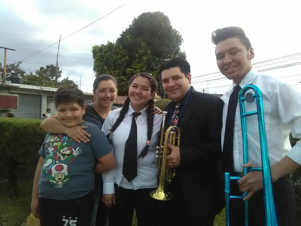 Foto del álbum familiar: Para Oscar de León, su esposa e hijos son la gran motivación para salir adelante. Dos de ellos ya forman parte de la Real Sonora OKC en Oklahoma. – SoyMigrante.com REVISTA Foto del álbum familiar: Para Oscar de León, su esposa e hijos son la gran motivación para salir adelante. Dos de ellos ya forman parte de la Real Sonora OKC en Oklahoma. – SoyMigrante.com REVISTA