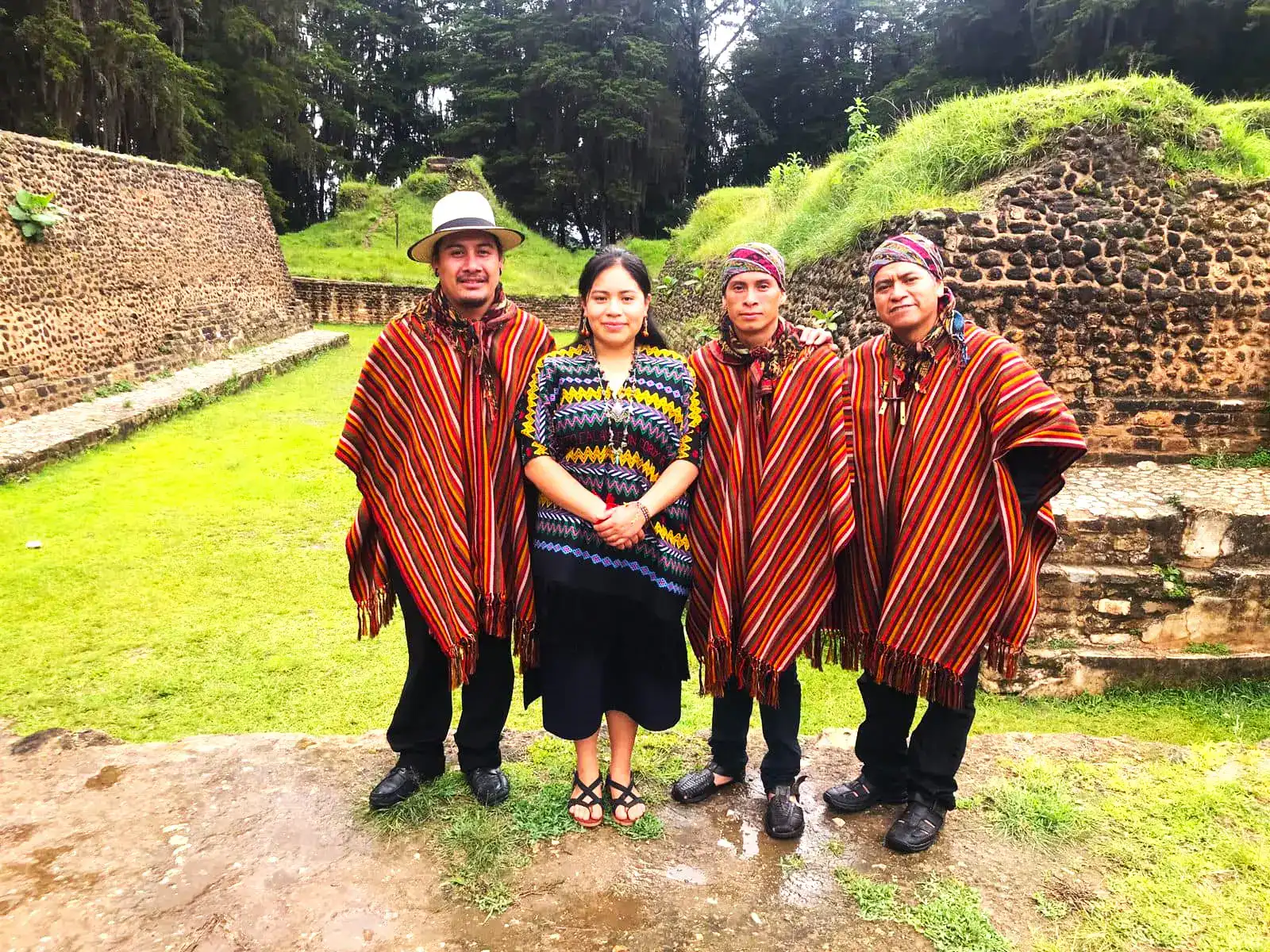 Tradición indígena mexicana, grupo de personas con vestimenta tradicional, en paisaje natural, cultura y diversidad étnica de México.