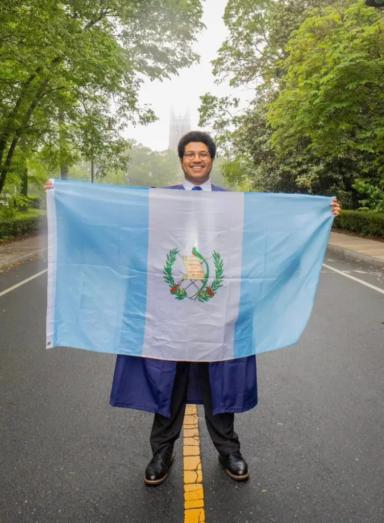 Brandon Lopez se graduó el 12 de mayo de Duke University es Guatemalteco e irá a trabajar a Microsoft