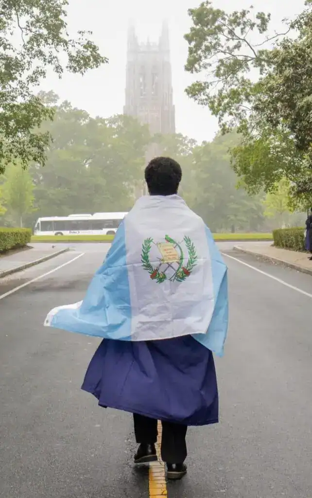 Guatemalteco con bandera de Guatemala en manifestación, promoviendo derechos y visibilidad de migrantes centroamericanos en el contexto de migración y derechos humanos. – SoyMigrante.com REVISTA