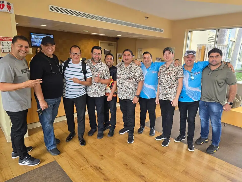 El entusiasmo es constante de cara a cada presentación. La calidad de sonido e interpretación se cuida al detalle por cada integrante de La Gran Manzana. Fotografía en un hotel de EE.UU. previo a una presentación – SoyMigrante.com REVISTA El entusiasmo es constante de cara a cada presentación. La calidad de sonido e interpretación se cuida al detalle por cada integrante de La Gran Manzana. Fotografía en un hotel de EE.UU. previo a una presentación – SoyMigrante.com REVISTA