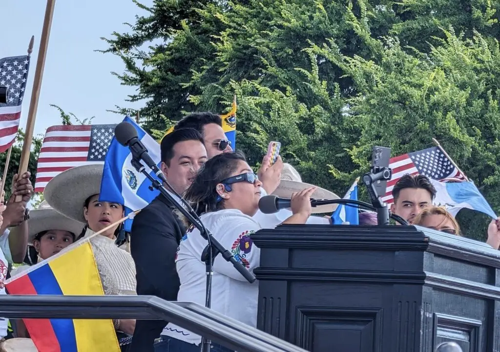 Líderes migrantes hicieron oír sus voces en favor de mayor tolerancia y apertura al aporte hispano en Oklahoma. En el podio instalado frente al Capitolio estatal, llamaron a que se derogue la Ley Antimigrantes. – SoyMigrante.com REVISTA Líderes migrantes hicieron oír sus voces en favor de mayor tolerancia y apertura al aporte hispano en Oklahoma. En el podio instalado frente al Capitolio estatal, llamaron a que se derogue la Ley Antimigrantes. – SoyMigrante.com REVISTA