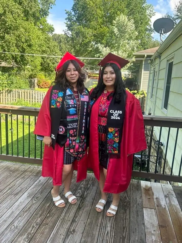 Estefany y Linda posan un momento antes de salir hacia la graduación.