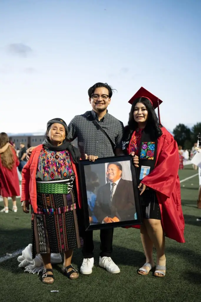 Junto a su abuelita y hermano, así como el retrato de su papá, Linda festejó el triunfo y se traza nuevas metas.