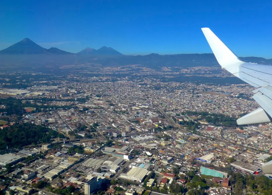 "Cuando visito Guatemala admito que continuo seguir sufriendo casi una dolencia del desertor". Volcanes y ciudad de Guatemala. Fotografía Carlos R. Martínez. – SoyMigrante.com REVISTA "Cuando visito Guatemala admito que continuo seguir sufriendo casi una dolencia del desertor". Volcanes y ciudad de Guatemala. Fotografía Carlos R. Martínez. – SoyMigrante.com REVISTA