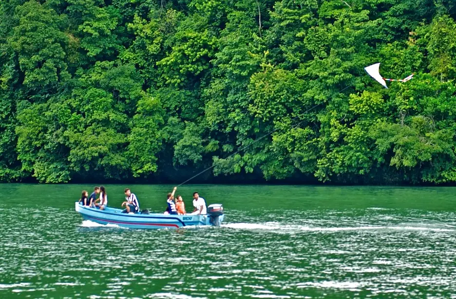 El barrilete y la familia, Rio Dulce, Dpto. de Izabel, Guatemala, C. À. – Fotografía Carlos R. Martinez, arquitecto migrante guatemalteco radicado en Quebec, Canadá – SoyMigrante.com REVISTA El barrilete y la familia, Rio Dulce, Dpto. de Izabel, Guatemala, C. À. – Fotografía Carlos R. Martinez, arquitecto migrante guatemalteco radicado en Quebec, Canadá – SoyMigrante.com REVISTA