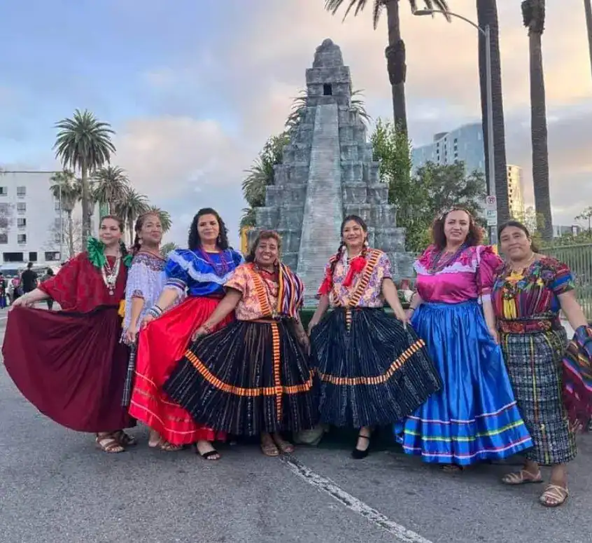 Vestido tradicional mexicano con mujeres en un evento cultural en un parque. – SoyMigrante.com REVISTA