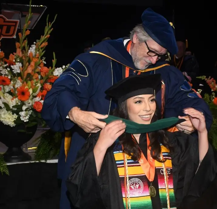 La doctora Limayre Gramajo, hija de migrantes guatemaltecos en Oklahoma, recibe oficialmente el título de Medicina en la Universidad de Oklahoma.