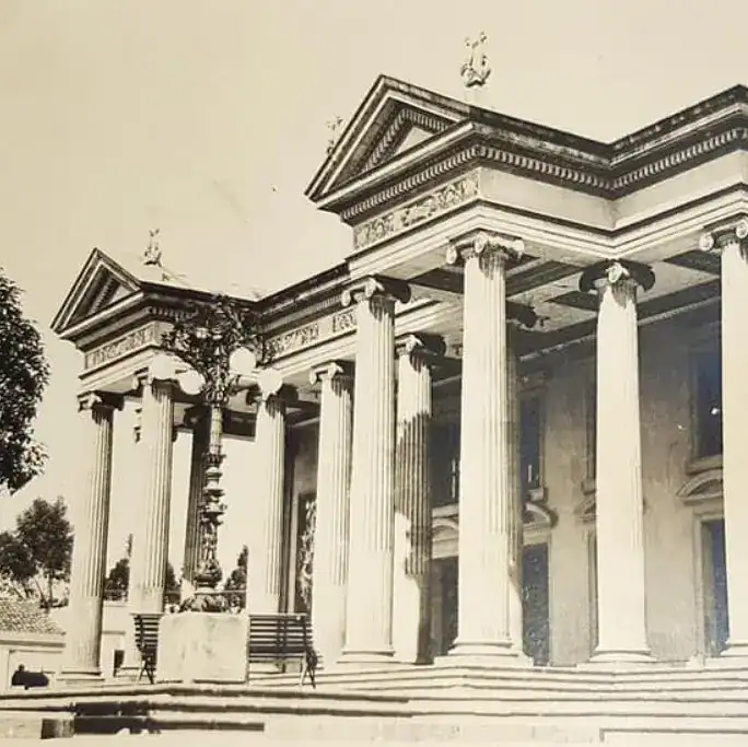 Templo historicismo con columnas y escalinata, imagen en sepia. – SoyMigrante.com REVISTA
