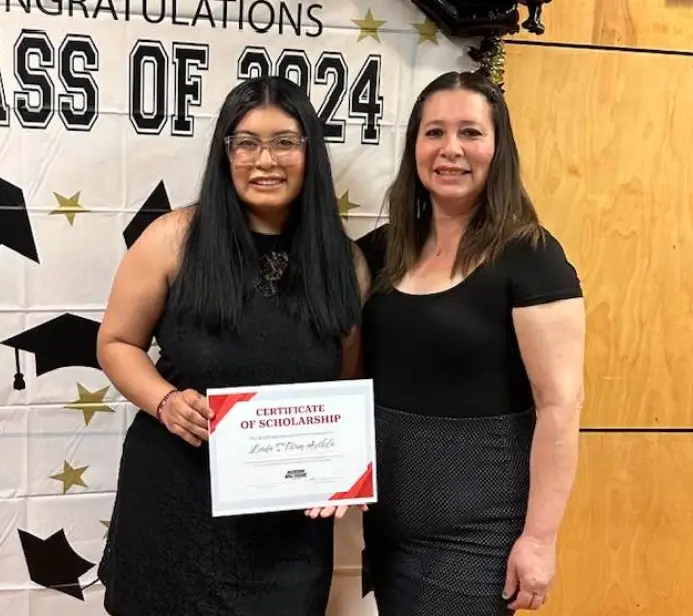 LInda Ticum Archila junto a su mamá Orquídia Archila tras la ceremonia en la que recibió un aporte de beca para comenzar sus estudios universitarios. – SoyMigrante.com REVISTA LInda Ticum Archila junto a su mamá Orquídia Archila tras la ceremonia en la que recibió un aporte de beca para comenzar sus estudios universitarios. – SoyMigrante.com REVISTA
