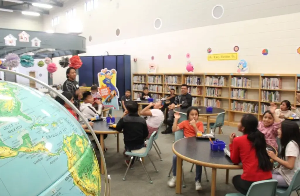 Emotivo momento del encuentro del equpo de SoyMigrante con niños guatemaltecos de una escuela primaria de Chattanooga, Tennessee, Marcos Antil, CEO de SoyMigrante, les leyó un cuento infantil basado en su propia vida.