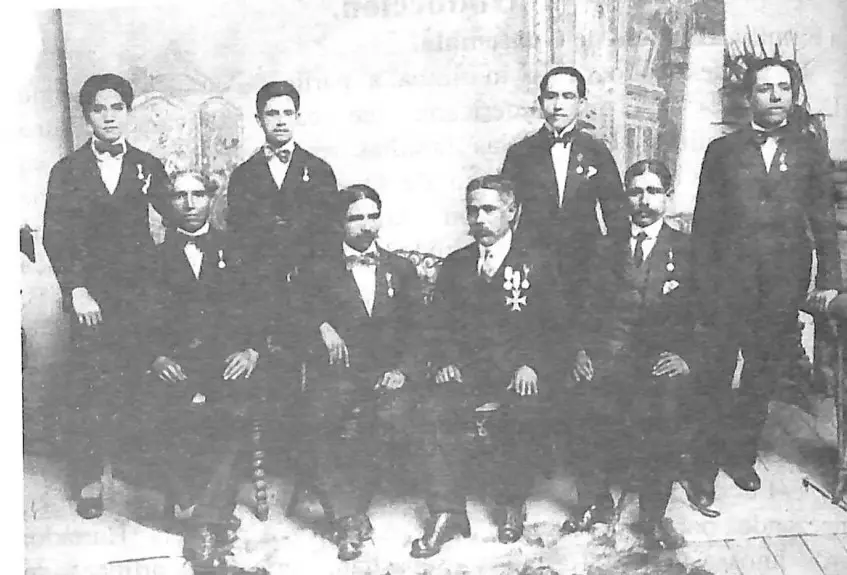 Los hermanos Hurtado, integrantes de la marimba Royal: la primera de doble teclado en tocar en EE,.UU. Sentados, de izquierda a derecha: Toribio, Daniel, Jesús y Gabriel Hurtado. De pie en el mismo orden, sus hijos: Jacinto, Alfonso, Rocael y Gustavo Hurtado. Colección de Marimba Princesita de los Hermano Betancourt, incluida en las memorias de Jesús B. Hurtado) – SoyMigrante.com REVISTA Los hermanos Hurtado, integrantes de la marimba Royal: la primera de doble teclado en tocar en EE,.UU. Sentados, de izquierda a derecha: Toribio, Daniel, Jesús y Gabriel Hurtado. De pie en el mismo orden, sus hijos: Jacinto, Alfonso, Rocael y Gustavo Hurtado. Colección de Marimba Princesita de los Hermano Betancourt, incluida en las memorias de Jesús B. Hurtado) – SoyMigrante.com REVISTA
