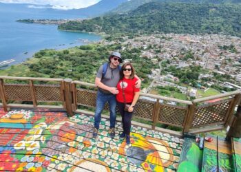 Paisaje volcánico y lakeside en Guatemala, vista panorámica, turismo en Guatemala, volcán y laguna en naturaleza, belleza natural de Guatemala, viaje en pareja en Guatemala, arquitectura y arte en turismo, aventura y cultura.