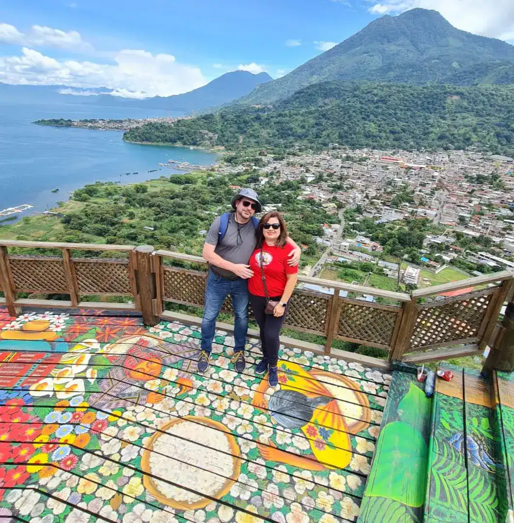 Irene Muñoz, internacionalista y migrante guatemalteca – SoyMigrante.com REVISTA Paisaje volcánico y lakeside en Guatemala, vista panorámica, turismo en Guatemala, volcán y laguna en naturaleza, belleza natural de Guatemala, viaje en pareja en Guatemala, arquitectura y arte en turismo, aventura y cultura.