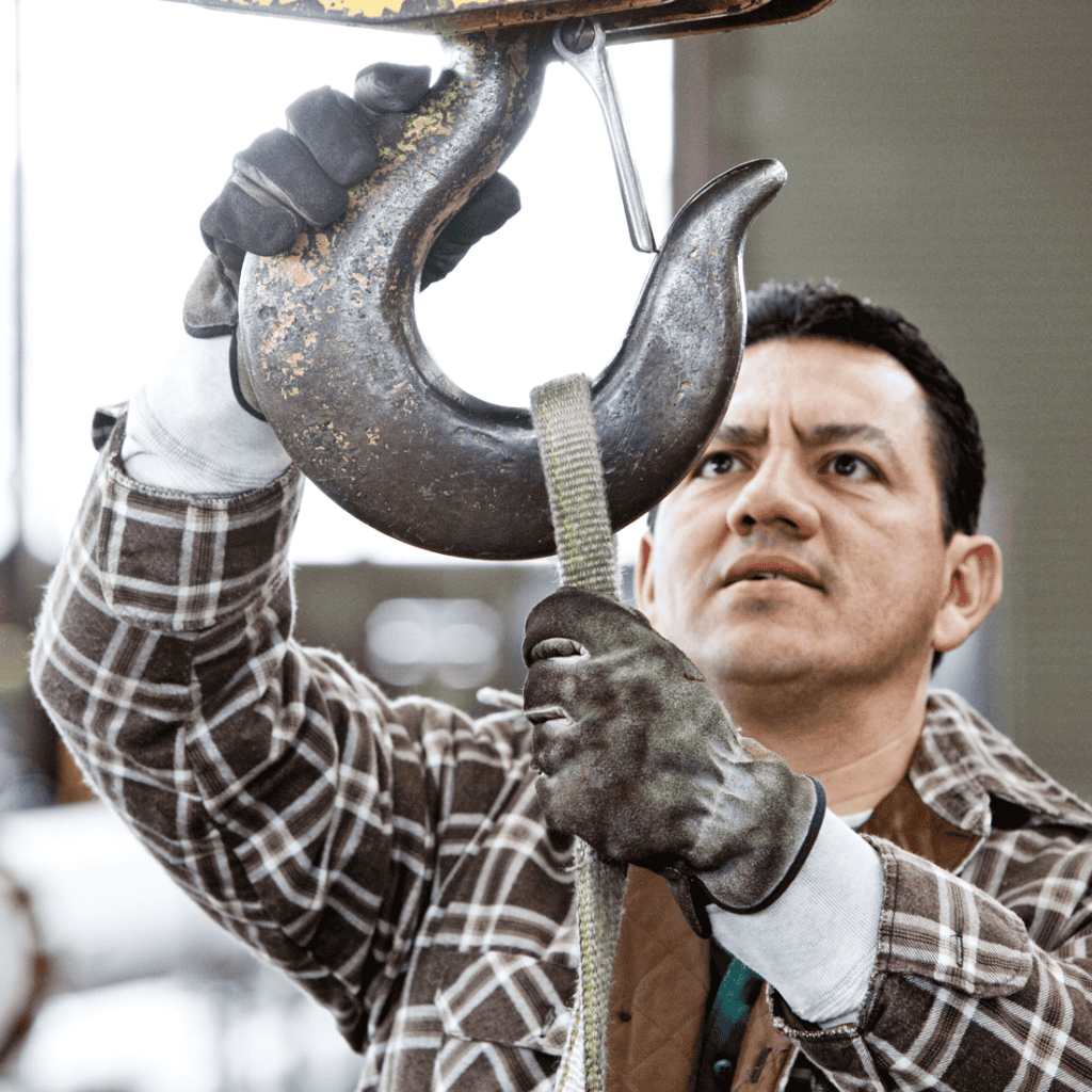 obrero industrial hispano para ilustrar tema de derechos migrantes en estados unidos – SoyMigrante.com REVISTA