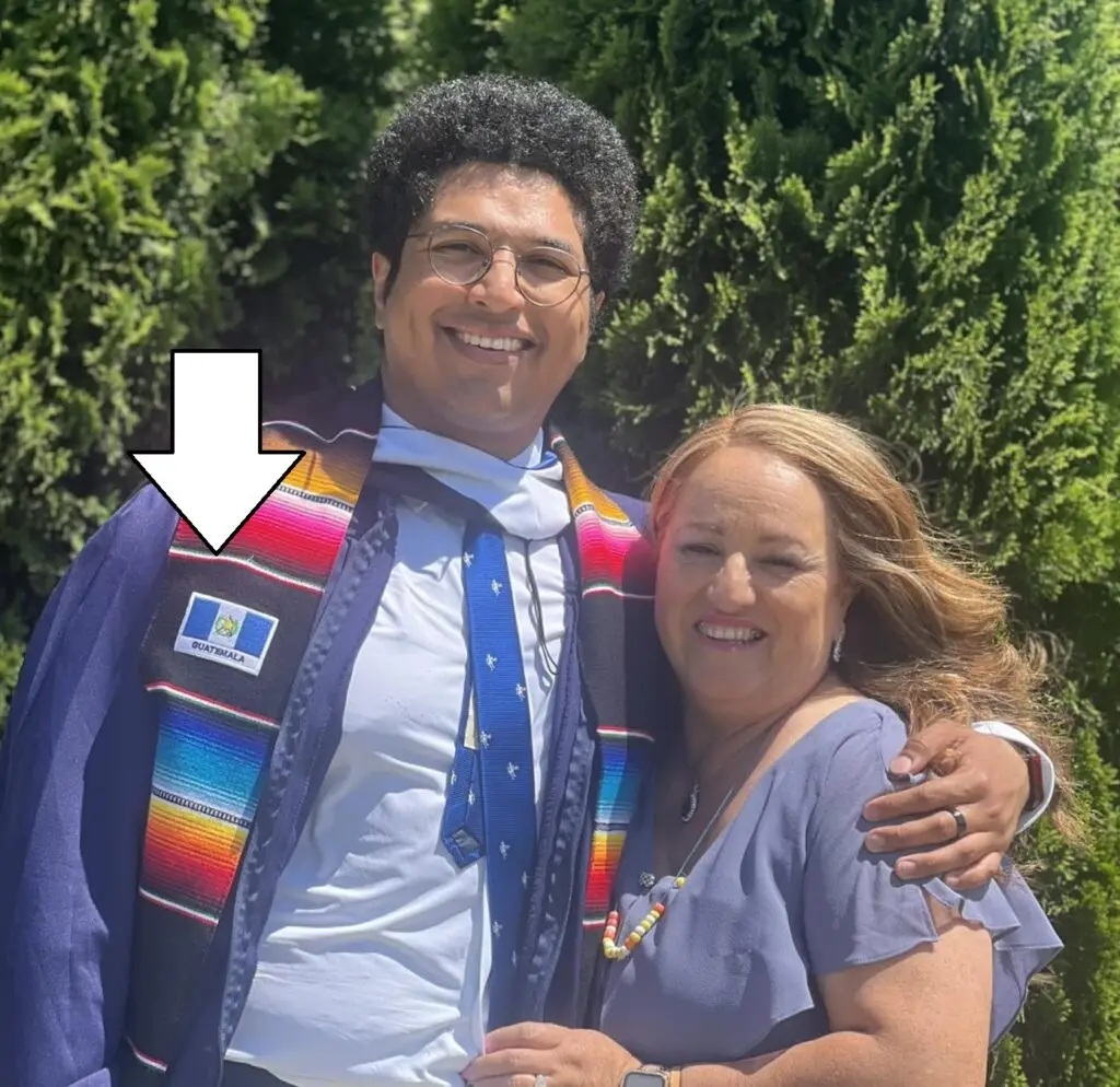 "Mi verdadero diploma es ver la felicidad de mi mamá, pues ella ha luchado por mí toda la vida. Un diploma es un papel, pero el amor de ella es un tesoro", dice Brandon López. Escena de la graduación el 12 de mayo en Duke Universitty. "Y me sentí orgulloso de llevar la bandera de Guatemala en mi graduación", agrega.