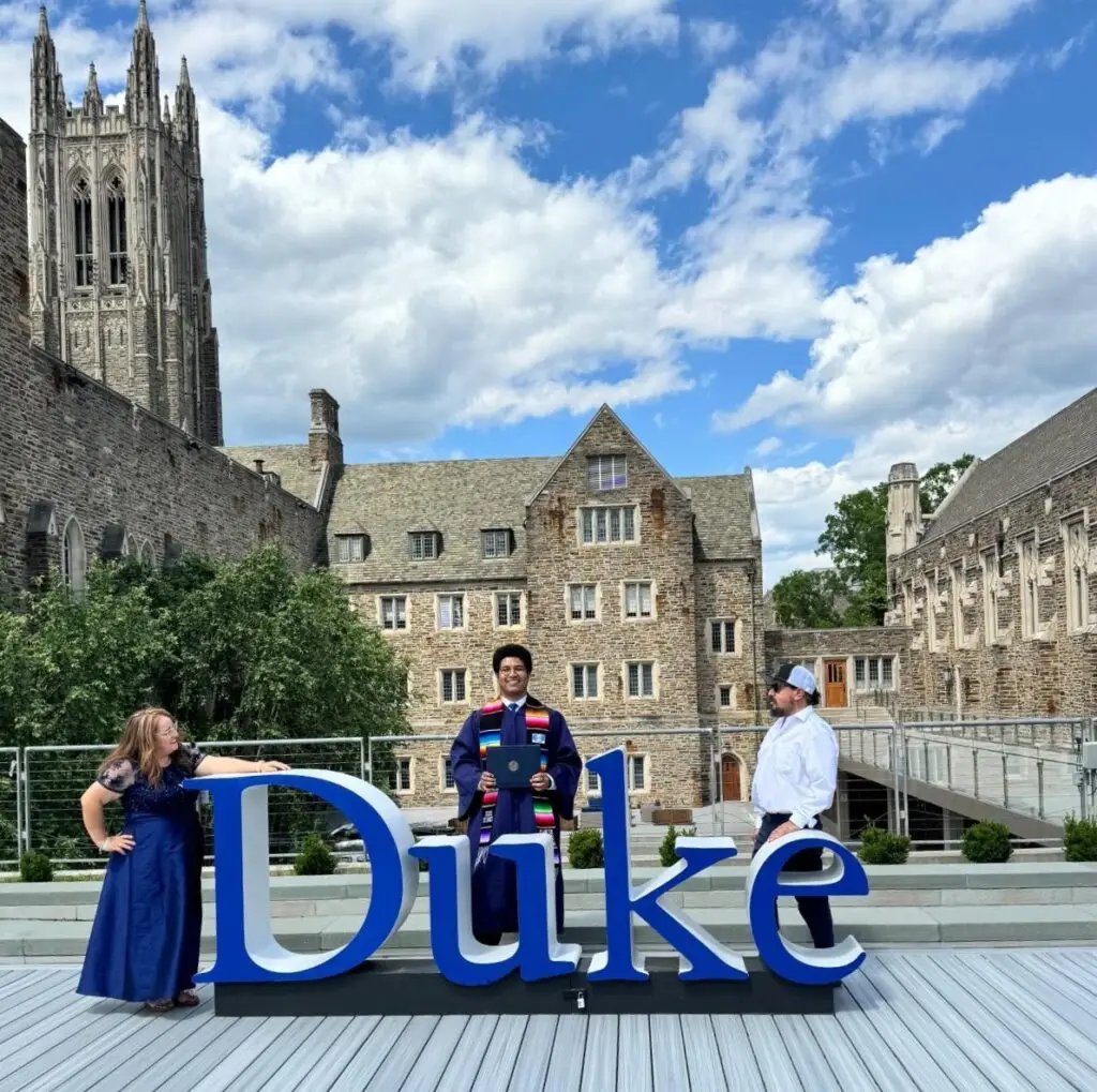 Brandon Lópéz estudió dos carreras juntas: Ciencias de la Computación y Psicología en la Universidad de Duke, Carolina del Norte, una de las 10 mejores de Estados Unidos. Aquí posa, previo a la graduación junto a su mamá, Íngrid y su tío Neto (Fotografía cortesía Íngrid López)