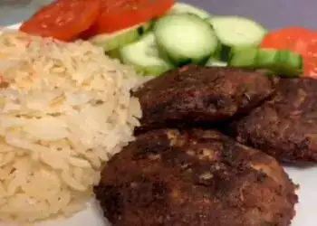 Arroz con pollo, carne molida y ensalada fresca en plato típico colombiano, comida tradicional, deliciosa y nutritiva, presentación atractiva.
