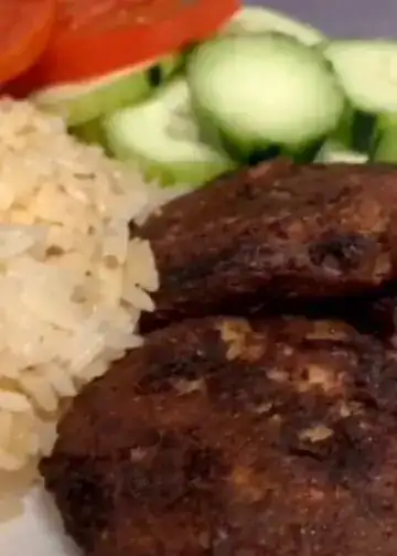 Arroz con pollo, carne molida y ensalada fresca en plato típico colombiano, comida tradicional, deliciosa y nutritiva, presentación atractiva.