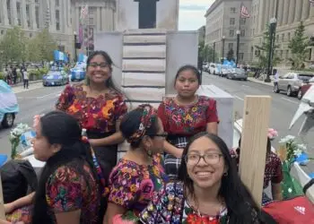Pueblos mayas migrantes en Estados Unidos fortalecen su identidad.