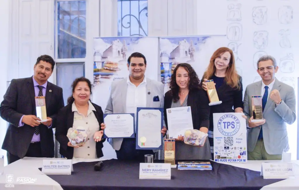 La delegación de líderes migrantes fue recibida en Antigua Guatemala, donde recibieron una carta de apoyo de la municipalidad local; el alcalde de Santa Cruz del Quiché también llegó a entregar su misiva. (Fotografía TPS Guatemalteco)
