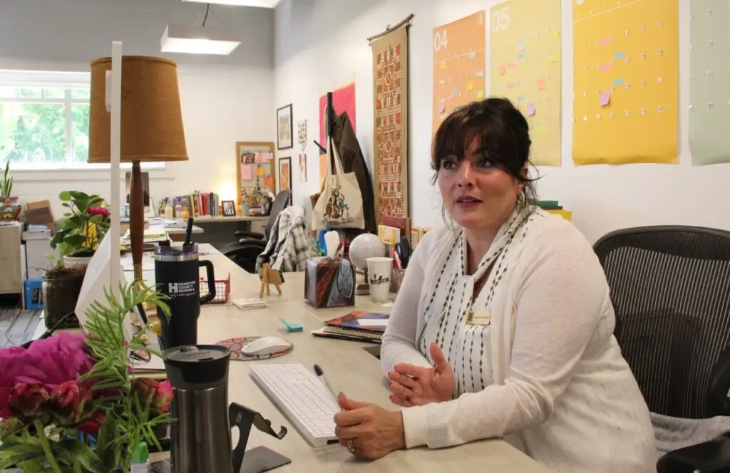 Jessica Cliche coordina la oferta de cursos de capacitación para migrantes hispanos en el Centro La Paz, institución no lucrativa de Chattanooga, Tennessee. Brindan cursos de inglés, artesanías, emprendimiento, salud, cuidado de los niños y otras áreas. – SoyMigrante.com REVISTA Jessica Cliche coordina la oferta de cursos de capacitación para migrantes hispanos en el Centro La Paz, institución no lucrativa de Chattanooga, Tennessee. Brindan cursos de inglés, artesanías, emprendimiento, salud, cuidado de los niños y otras áreas. – SoyMigrante.com REVISTA