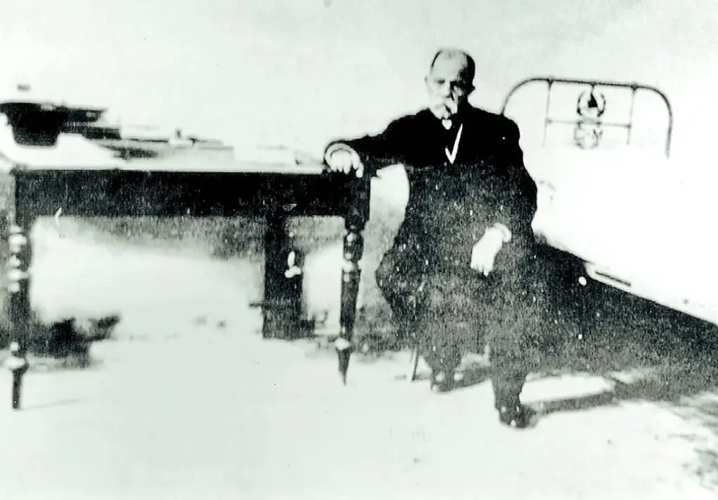 El exdictador Manuel Estrada Cabrera en su celda, pco antes de morir en 1924. Tenía 68 años y había gobernado a Guatemala a sangre y fuego durante casi 22 años: la dictadura más larga de la historia del país. – SoyMigrante.com REVISTA El exdictador Manuel Estrada Cabrera en su celda, pco antes de morir en 1924. Tenía 68 años y había gobernado a Guatemala a sangre y fuego durante casi 22 años: la dictadura más larga de la historia del país. – SoyMigrante.com REVISTA